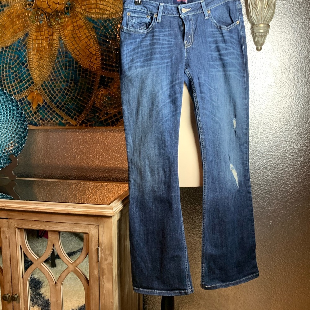 Levi’s 528 curvy cut blue jeans with ripped accent